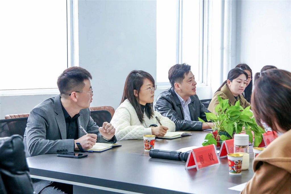 圖5：參會(huì)領(lǐng)導(dǎo)（左起：公司總經(jīng)理李宗澤、金壇人社局科長(zhǎng)居?jì)I娟、人社局副局長(zhǎng)王洪俊、東城街道郝雅夢(mèng)書記）.jpg